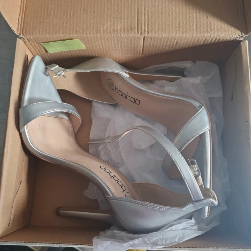 Ladies heels. Size 5 - Picture 3 of 3